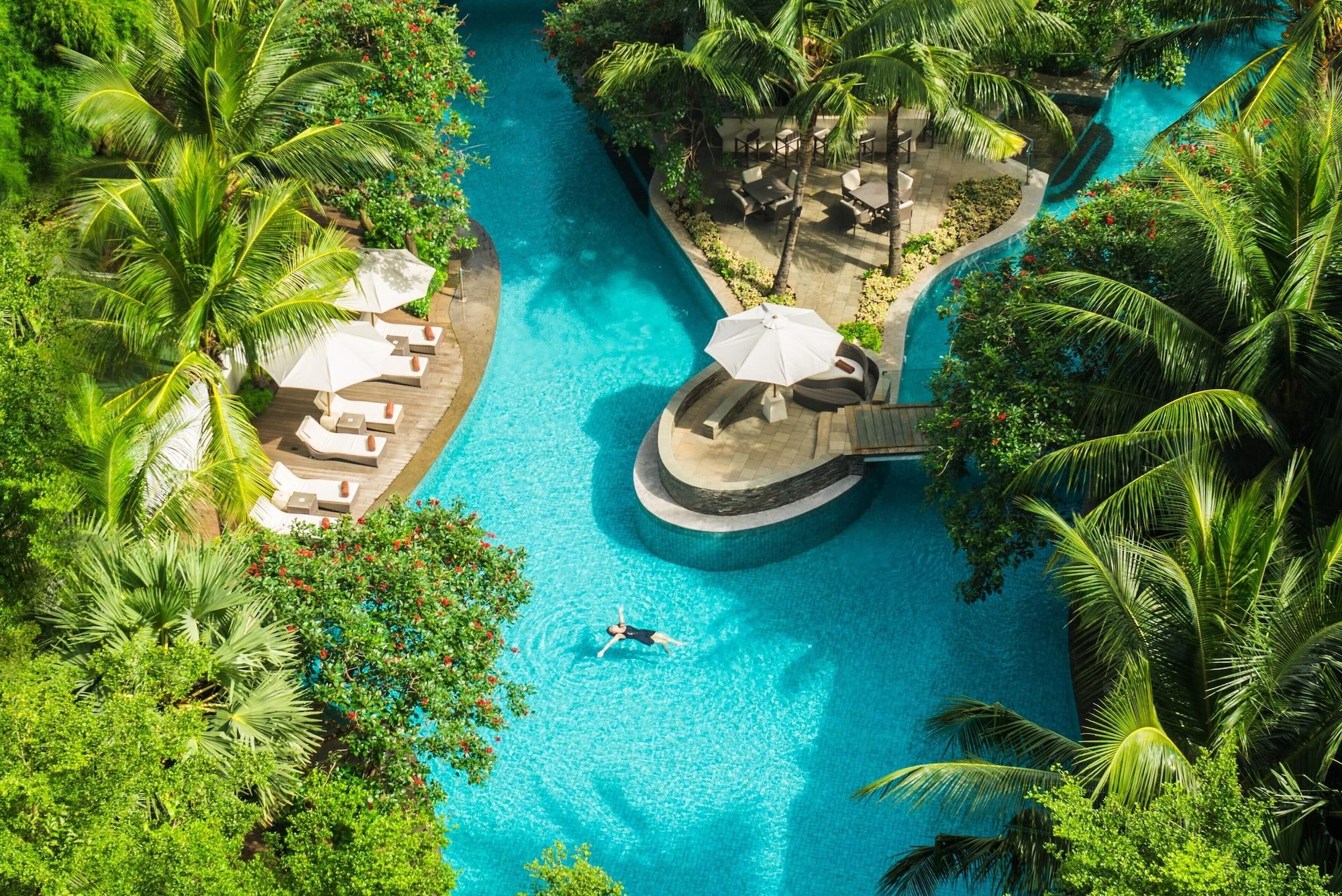 Doubletree By Hilton Jakarta - Diponegoro Kültér fotó The pool at the Shangri-La Hotel, Kuala Lumpur