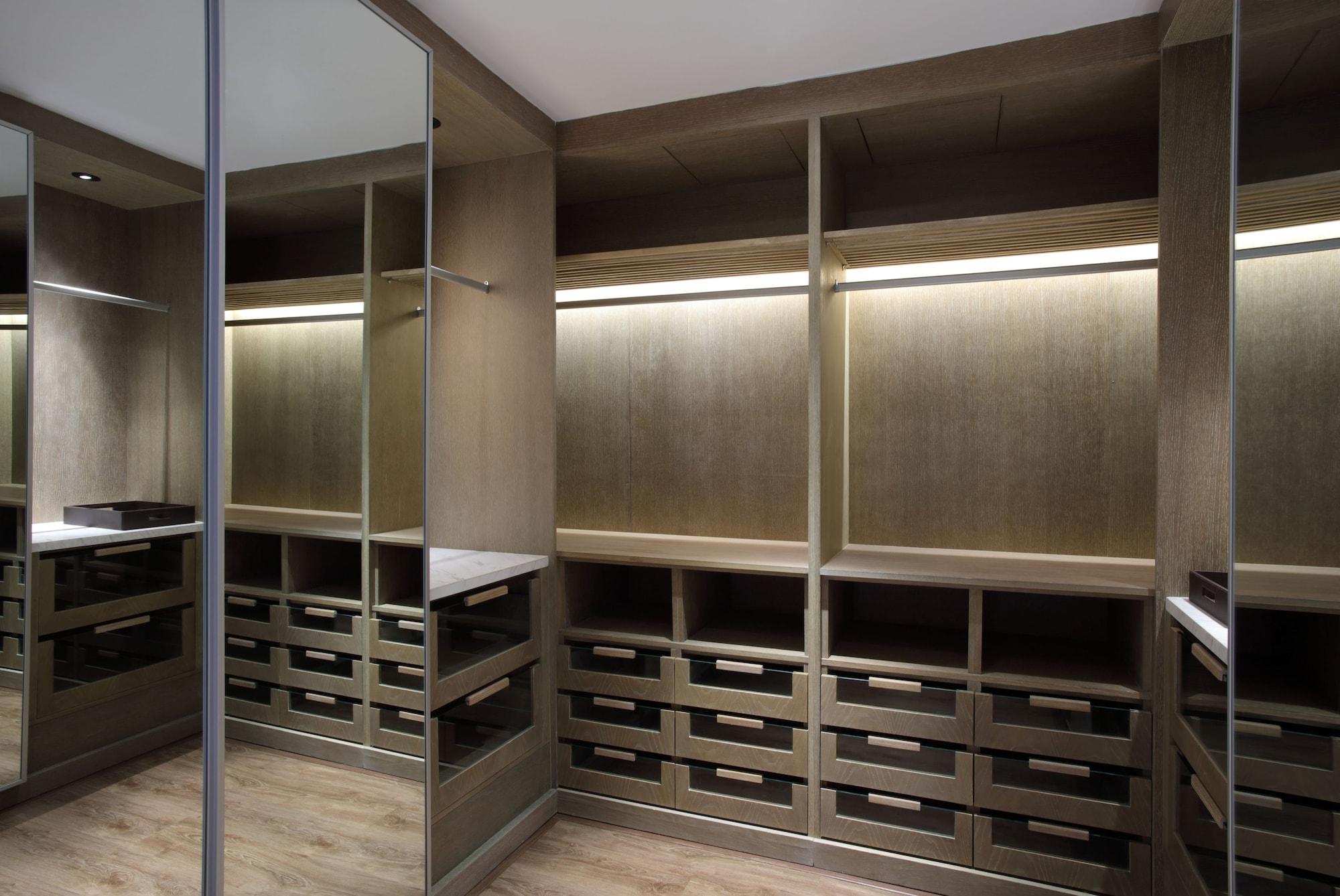 Doubletree By Hilton Jakarta - Diponegoro Kültér fotó A walk-in closet