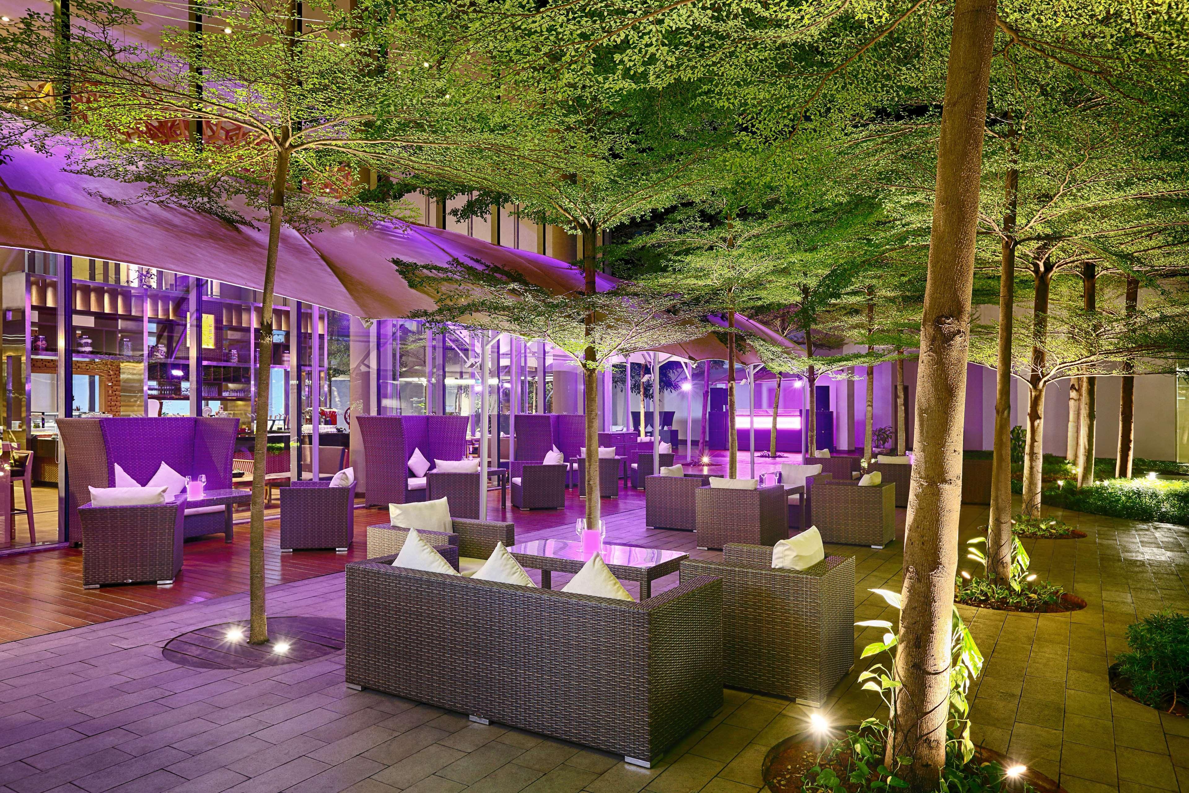 Doubletree By Hilton Jakarta - Diponegoro Kültér fotó The Forest Bar