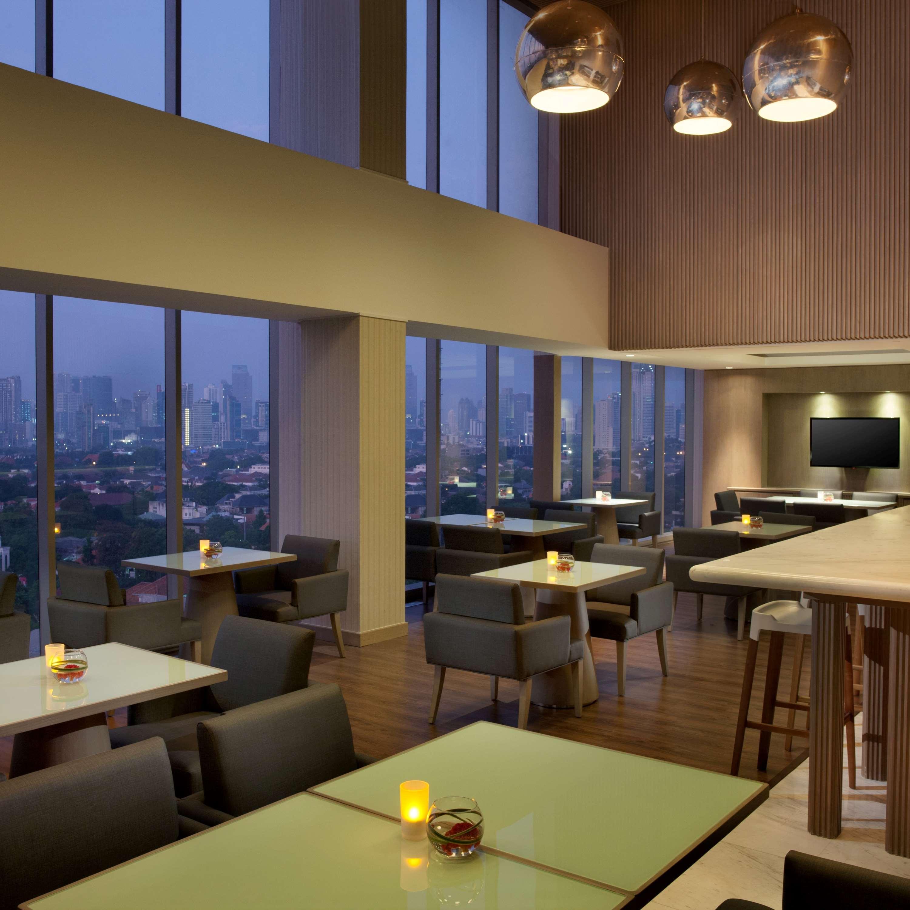 Doubletree By Hilton Jakarta - Diponegoro Kültér fotó The lounge at the airport