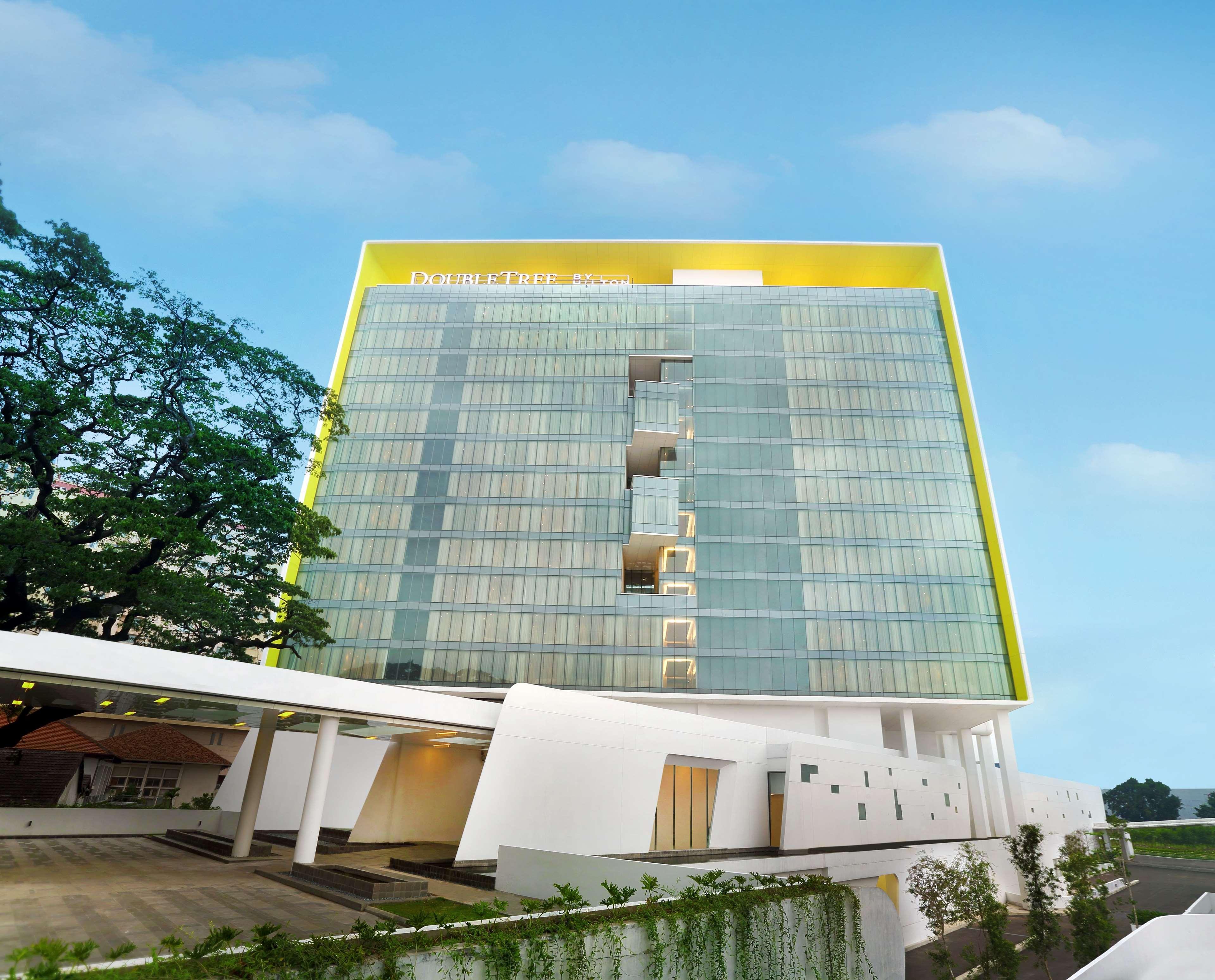 Doubletree By Hilton Jakarta - Diponegoro Kültér fotó The new building of the University Tower