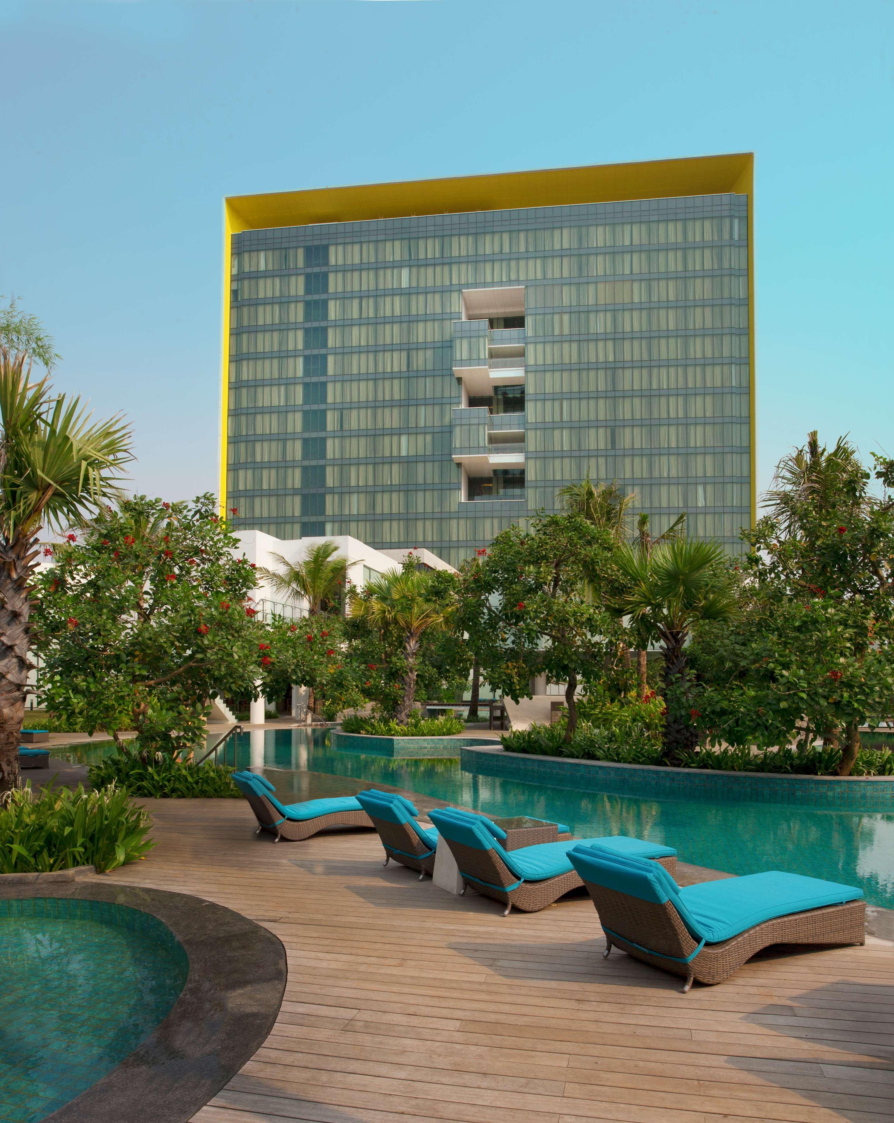 Doubletree By Hilton Jakarta - Diponegoro Kültér fotó The hotel's pool