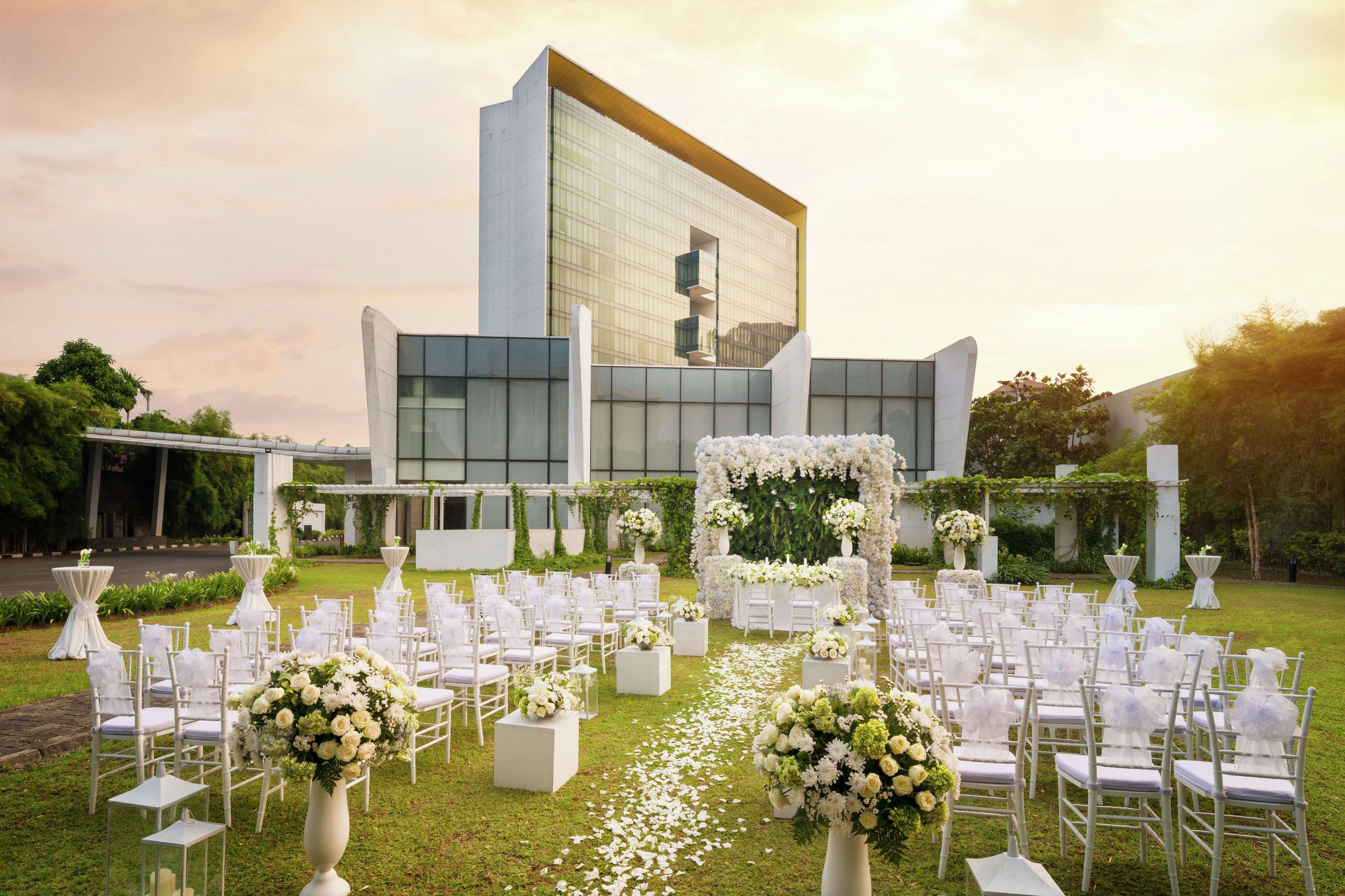Doubletree By Hilton Jakarta - Diponegoro Kültér fotó The Royal Paragon Hall