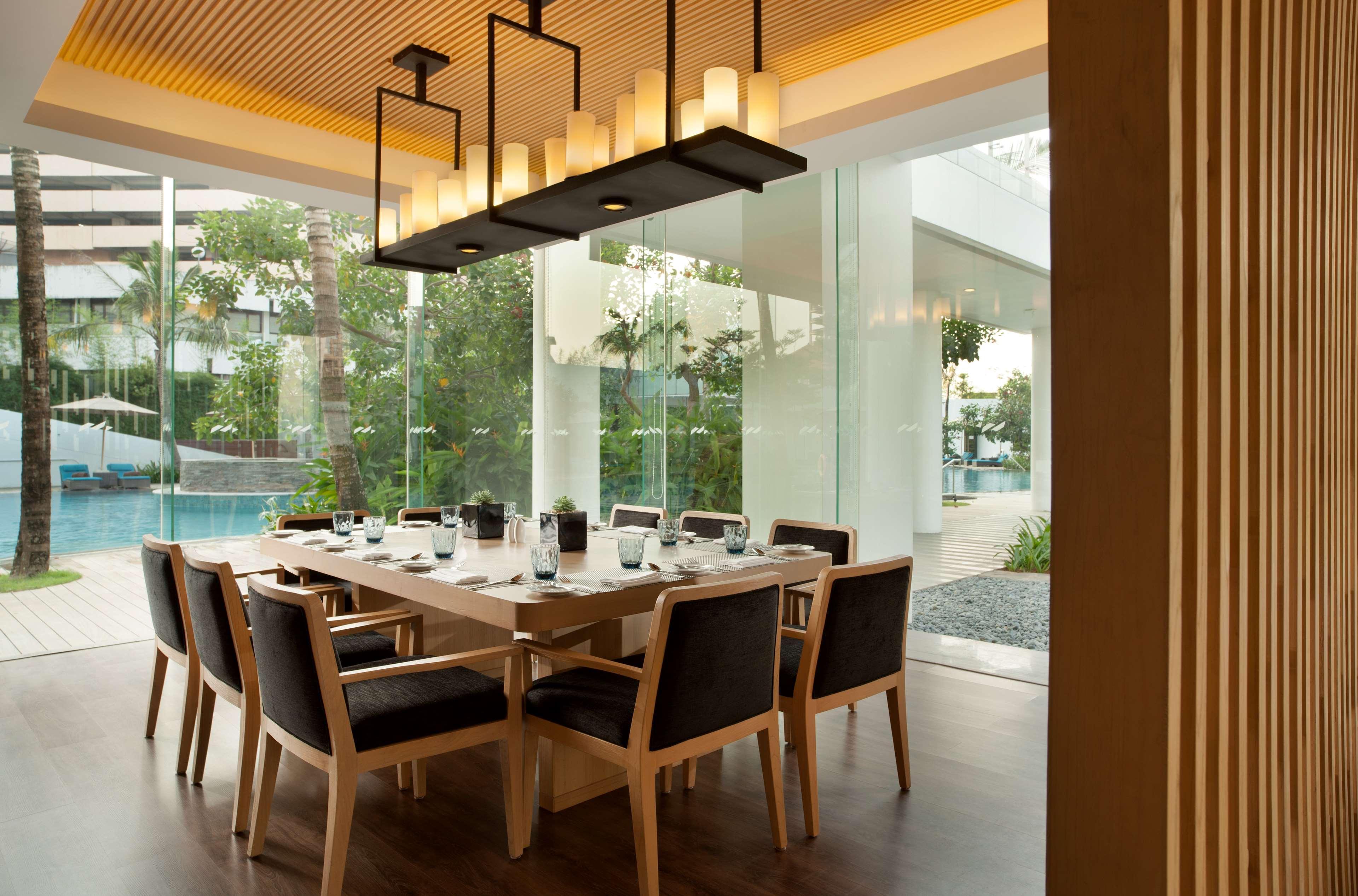Doubletree By Hilton Jakarta - Diponegoro Kültér fotó Private dining room at the restaurant