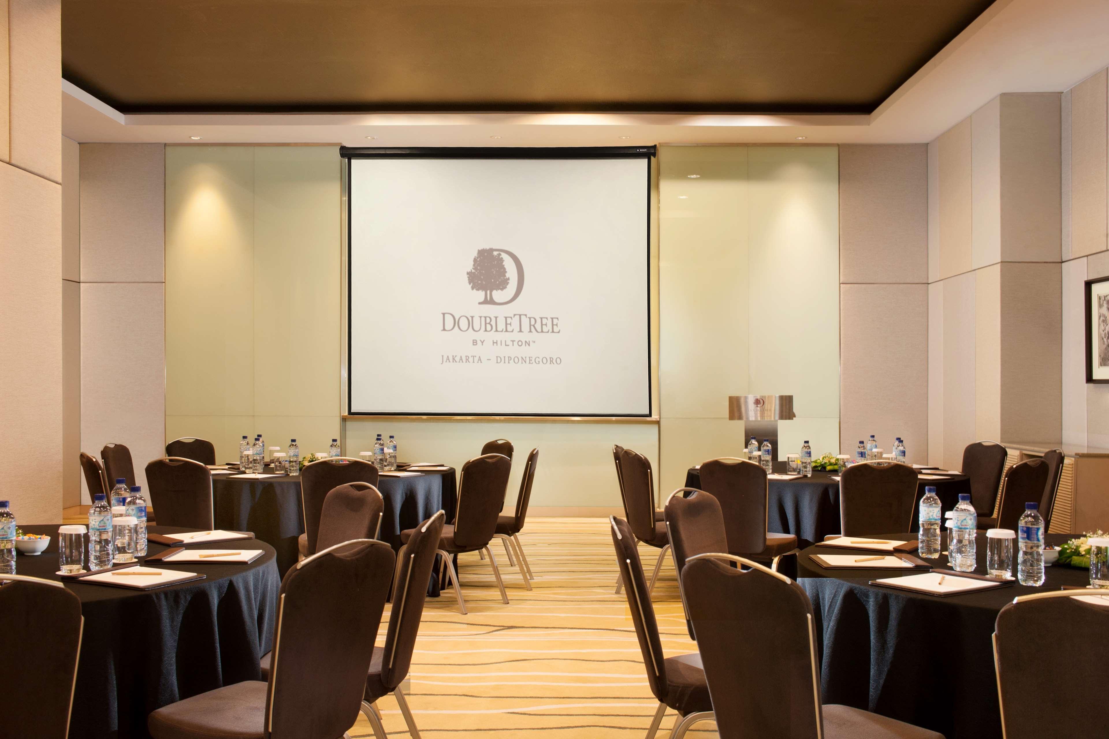 Doubletree By Hilton Jakarta - Diponegoro Kültér fotó Meeting room
