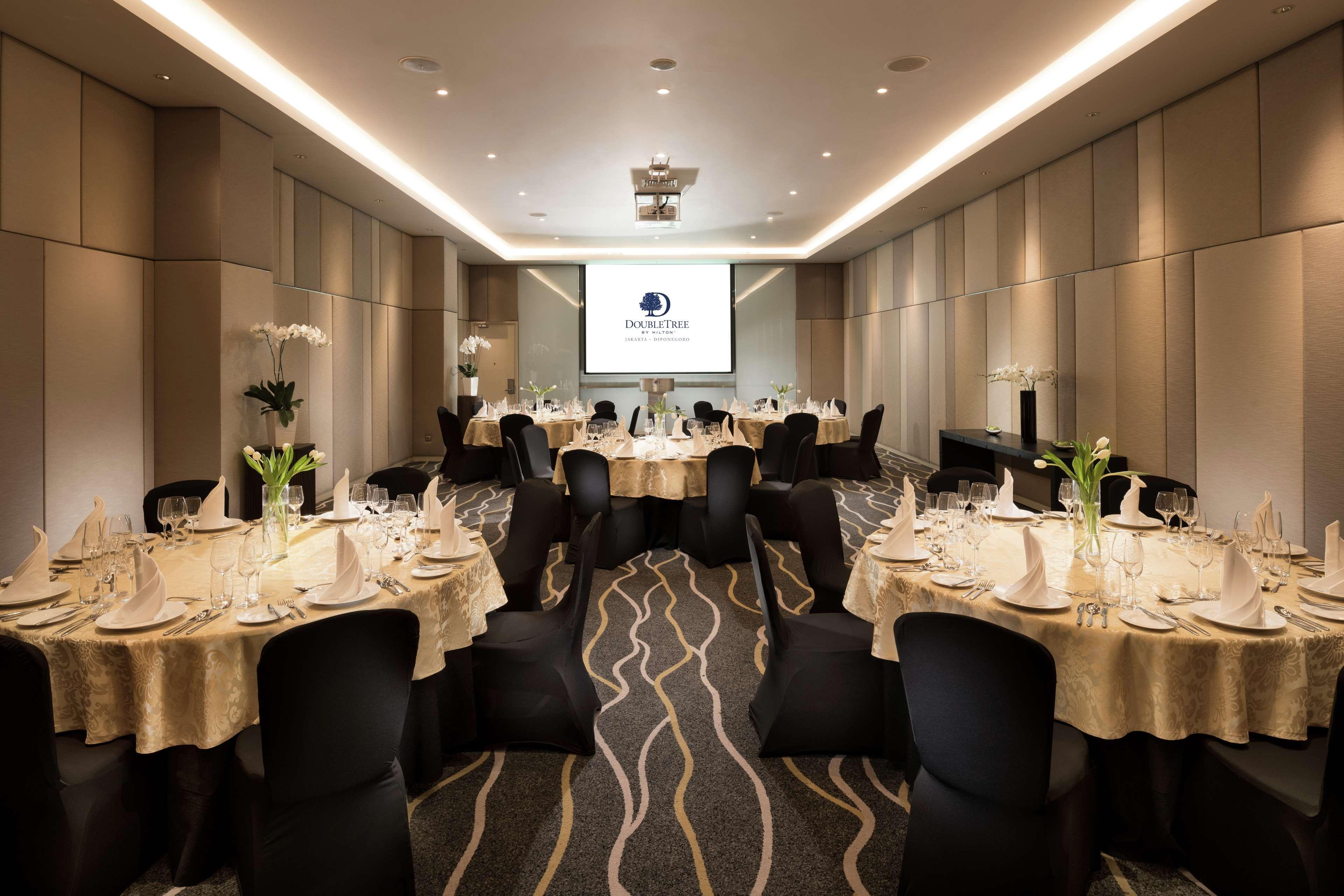 Doubletree By Hilton Jakarta - Diponegoro Kültér fotó Meeting room