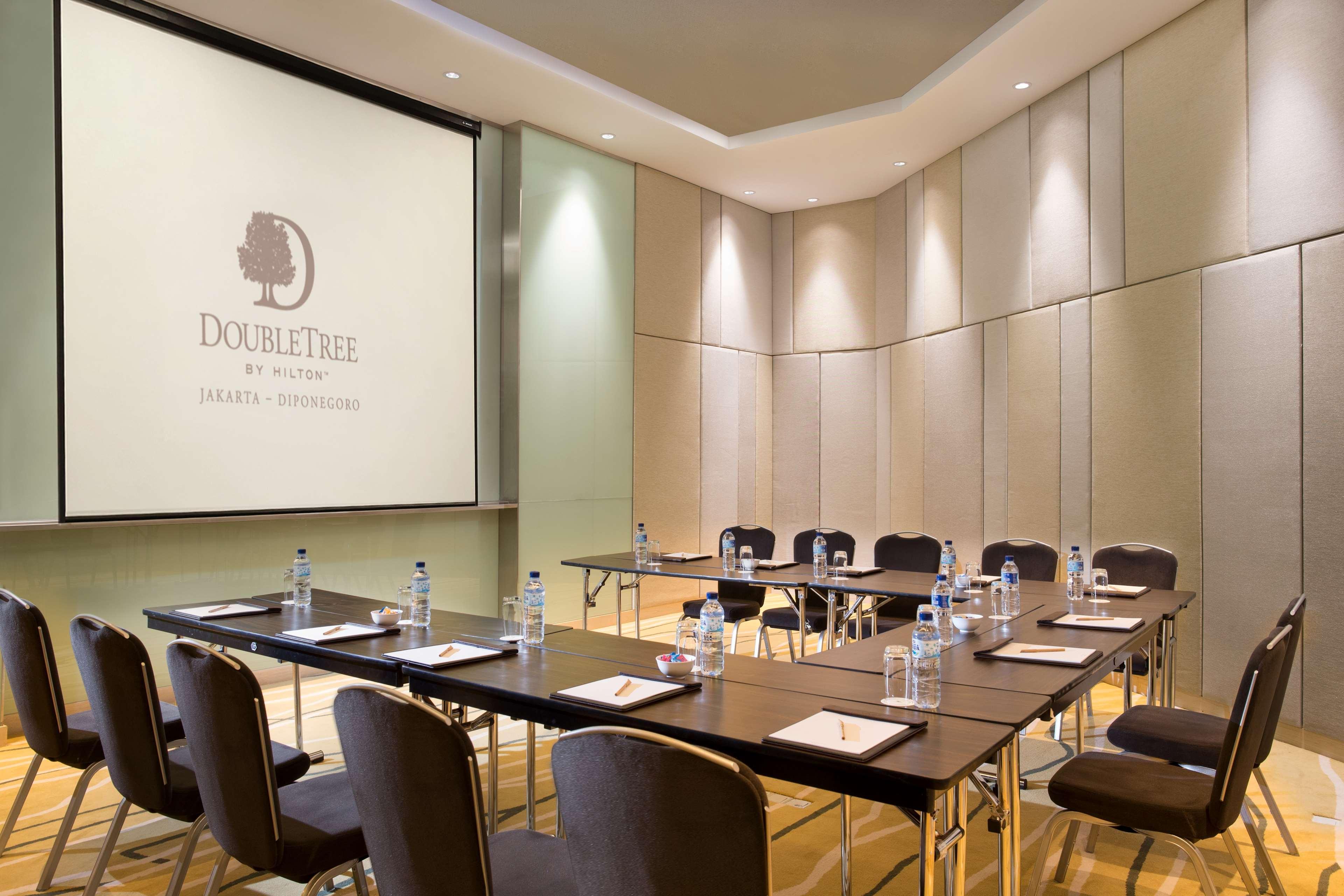 Doubletree By Hilton Jakarta - Diponegoro Kültér fotó Meeting room