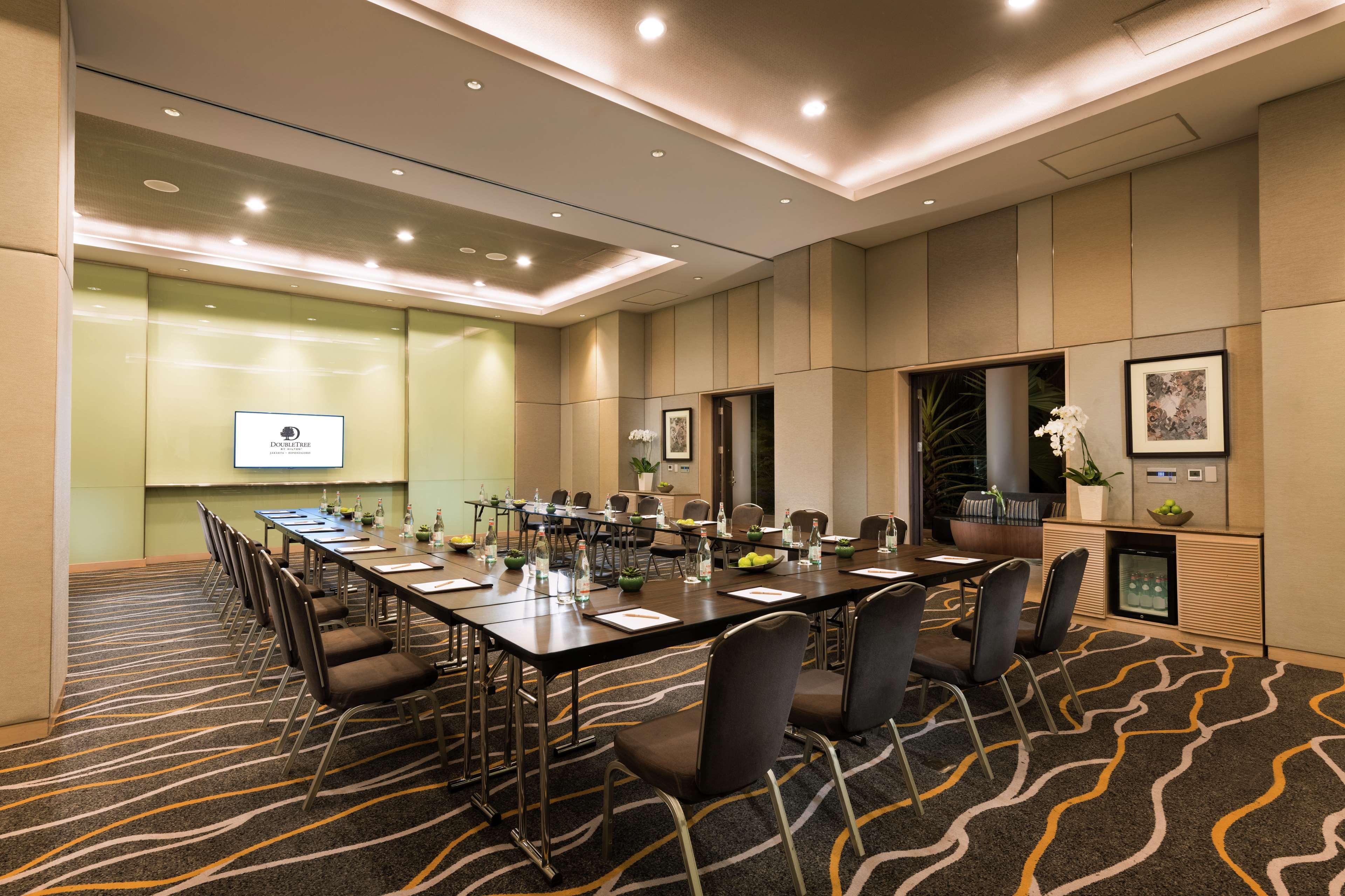 Doubletree By Hilton Jakarta - Diponegoro Kültér fotó Meeting room at the hotel