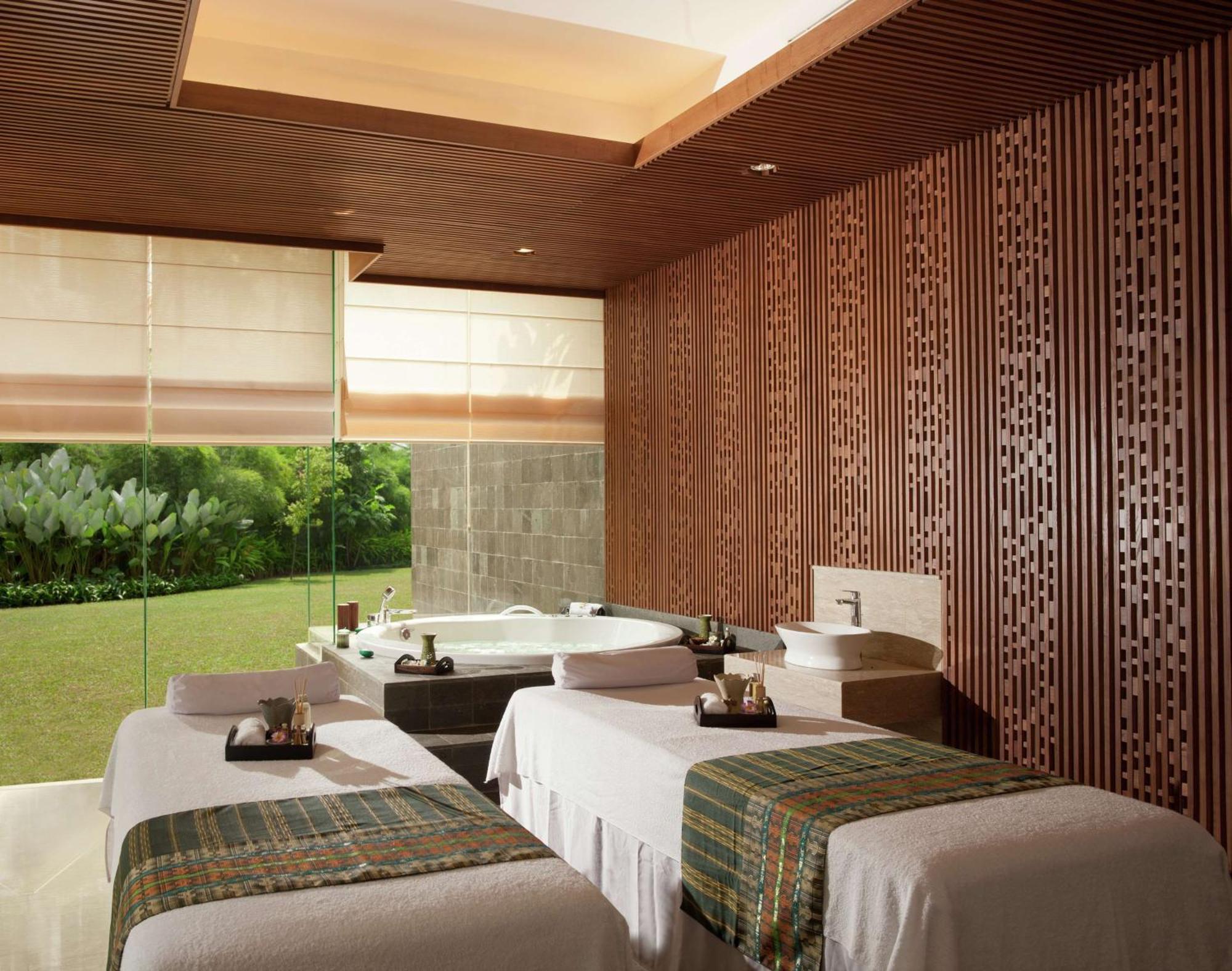 Doubletree By Hilton Jakarta - Diponegoro Kültér fotó Spa at The Oberoi, Mumbai