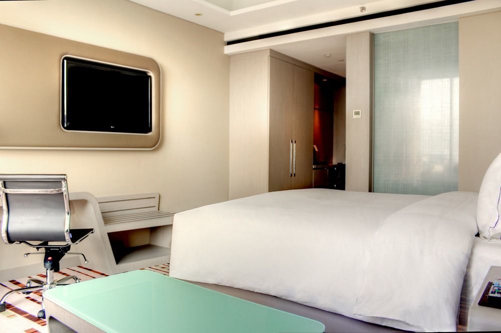 Doubletree By Hilton Jakarta - Diponegoro Kültér fotó A typical room at the hotel