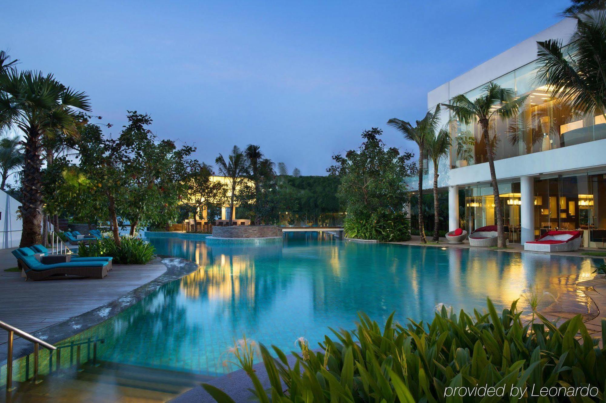 Doubletree By Hilton Jakarta - Diponegoro Kültér fotó The pool at Le Méridien Nha Trang